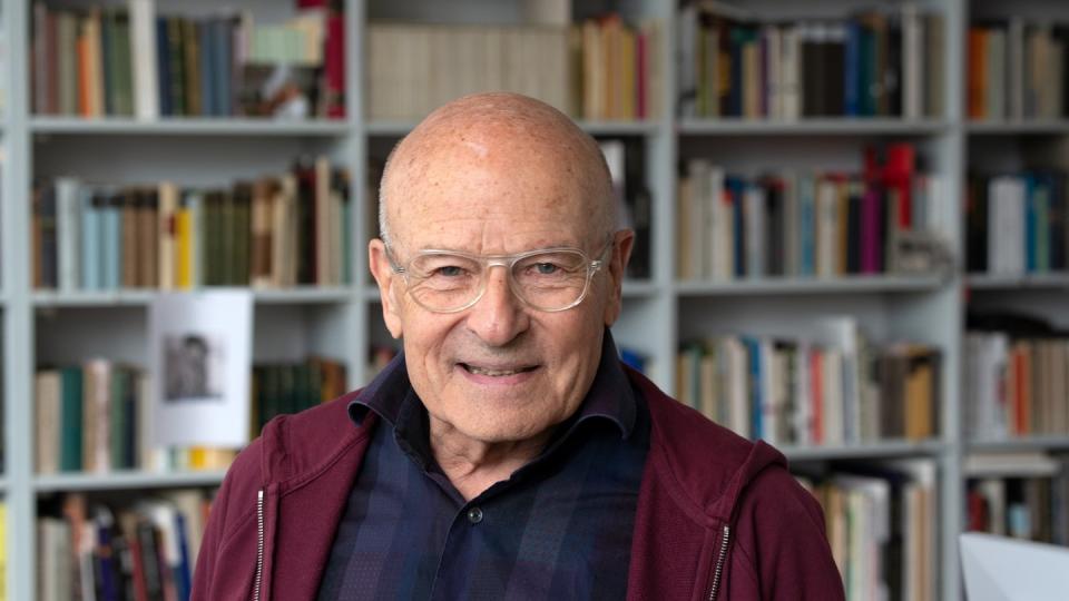 Viele Bücher: Volker Schlöndorff im Arbeitszimmer seines Hauses. Foto: Ralf Hirschberger