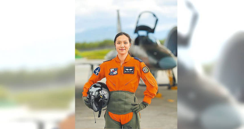 英媒《每日電訊報》18日一篇名為《保衛台灣免受共機侵擾的女飛行員》的文章中，採訪我國空軍謝蕓梃少校（見圖）及郭文靜上尉。（圖／摘自青年日報臉書）