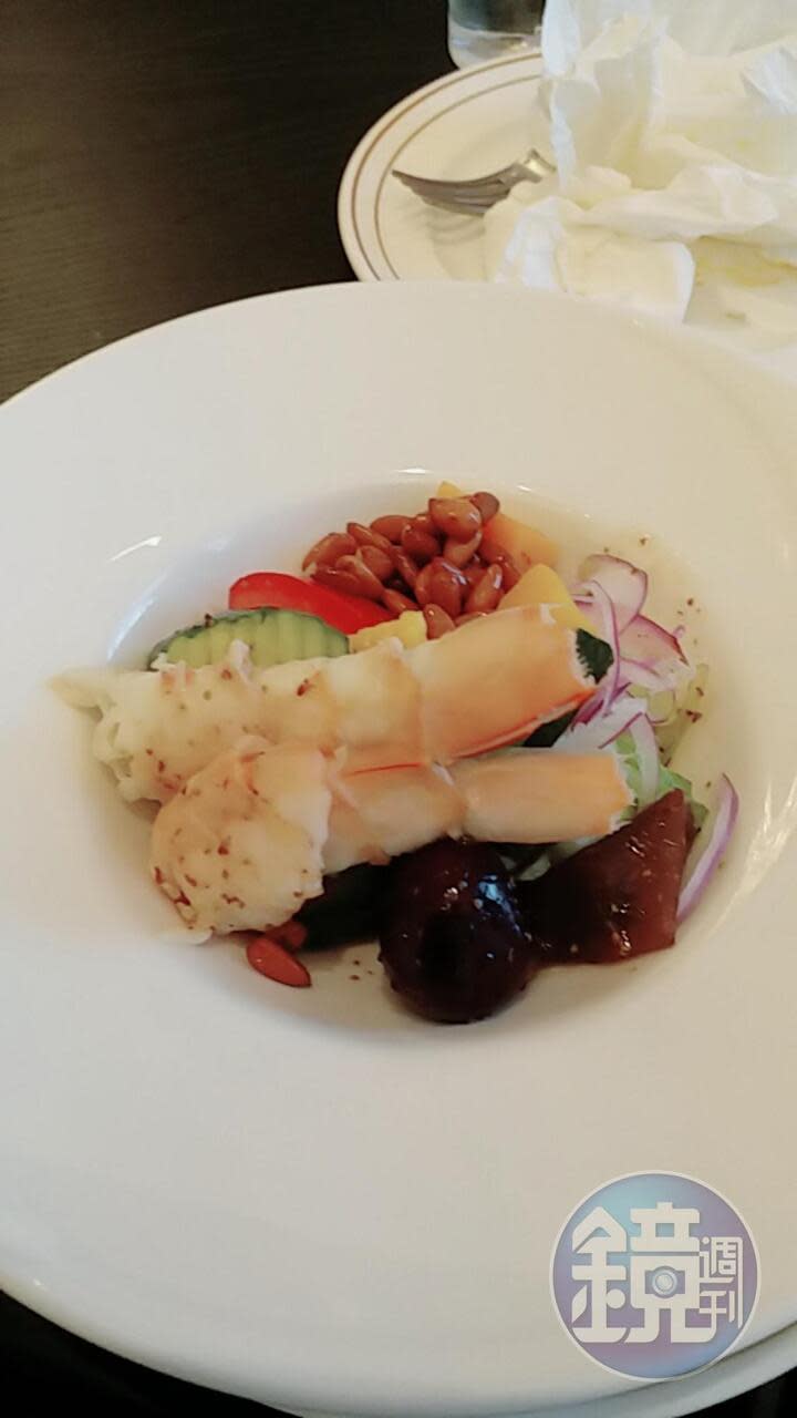 林酒店的喜宴菜色有明蝦和風蔬果沙拉、砂鍋瑤柱雪蛤羹等。