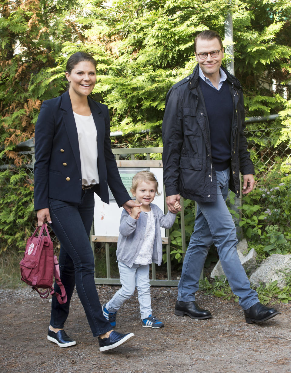 Muy sonriente y de la mano de sus padres, Victoria y Daniel de Suecia, llegaba la princesa Estelle a su primer día de guardería en Estocolmo el 25 de agosto de 2014. (Foto: Mark Cuthbert / UK Press / Getty Images).