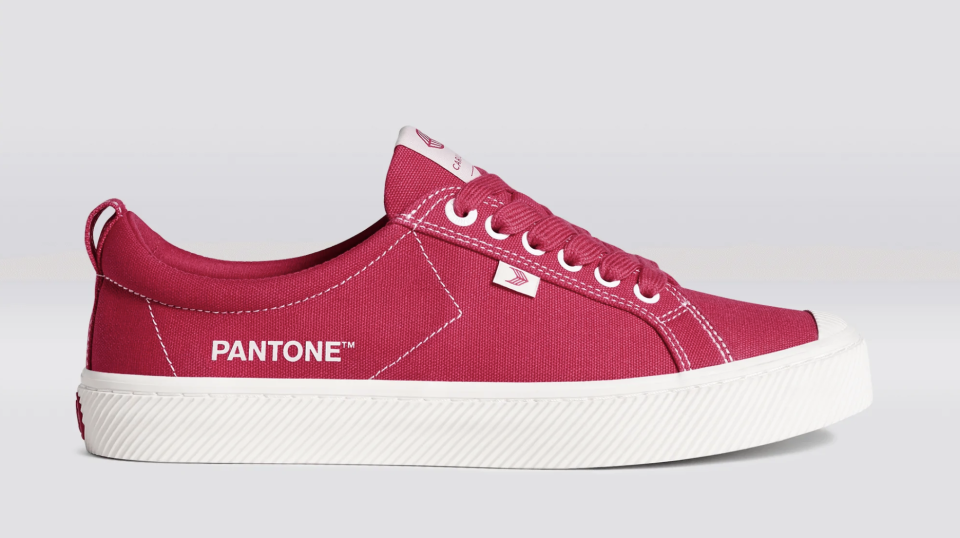 Cariuma OCA Low Pantone Viva Magenta