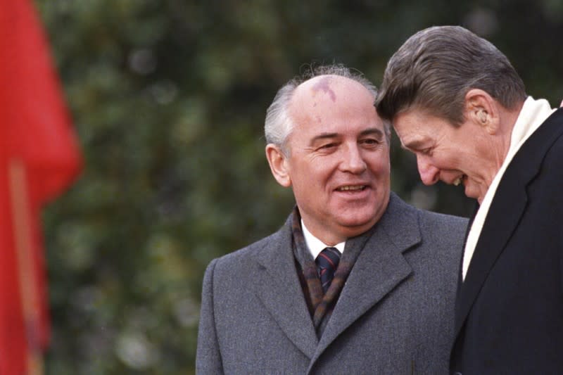 1987年12月8日，在白宮與美國總統雷根舉行會談的戈巴契夫。（美聯社）