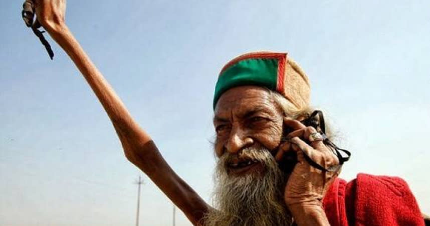 印度一名苦行僧高舉右手長達45年。（圖／翻攝自OG_umaru推特）