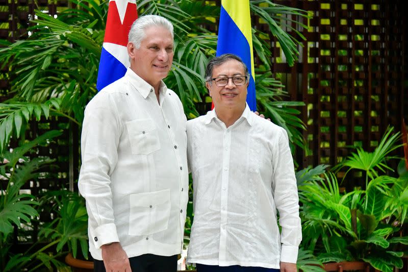 El presidente de Cuba, Miguel Díaz-Canel, y el presidente de Colombia, Gustavo Petro, posan para una foto antes del anuncio del cese al fuego bilateral por seis meses entre el Gobierno de Colombia y el Ejército de Liberación Nacional (ELN) en La Habanaaa