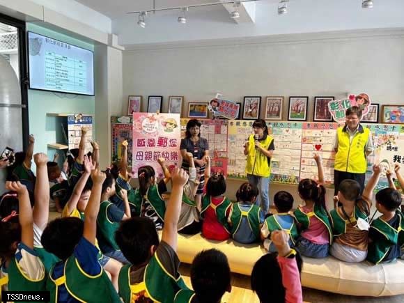 彰化郵局於鹿港鎮頂草路頂番國小附設幼兒園辦理媽媽我愛您母親節活動。（記者方一成攝）