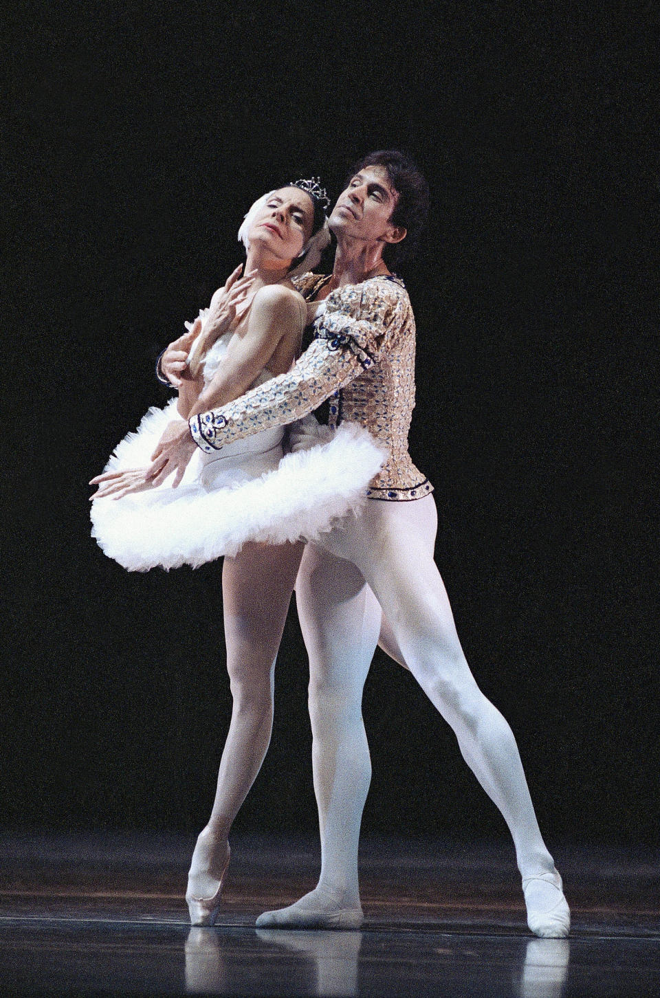 En esta foto del 14 de enero de 1990, los astros del ballet Alicia Alonso, de 72 años, y Orlando Salgado bailan "El Lago de los Cisnes" durante un ensayo general en Nueva York para el 50mo aniversario del American Ballet Theater. Alonso murió el jueves 17 de octubre del 2019. Tenía 98 años. (AP Foto/Tim Clary, Archivo)