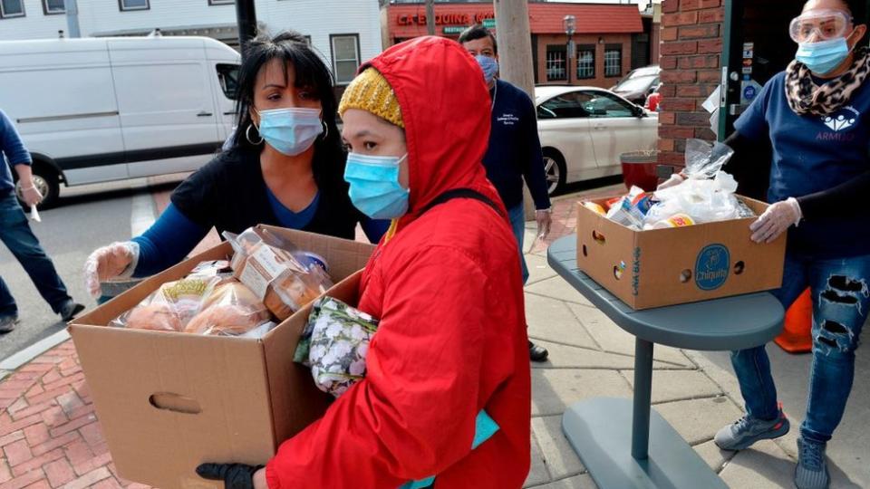 Un grupo de mujeres reparten comida en Chelsea, Massachusetts, en abril de 2020.