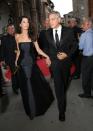 <p>Amal avait opté pour une robe en satin noire sans bretelles pour se rendre au gala chic organisé pour la fondation Andrea Bocelli Foundation et le centre Muhammed Ali Parkinson Center. (Photo par Rachel Murray/Getty Images for Celebrity Fight Night)</p>