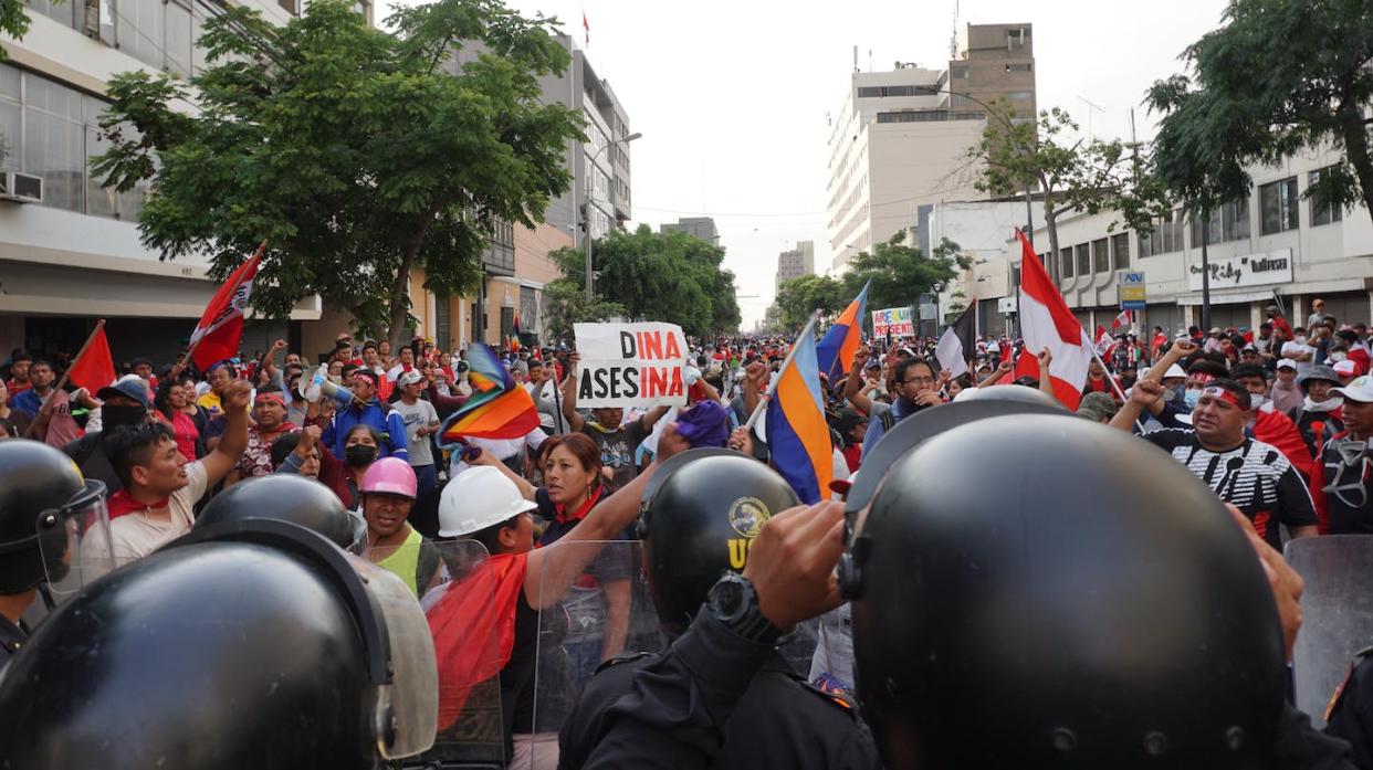 Protestas contra el gobierno de Dina Boluarte en Lima (Perú) el 19 de enero de 2023. <a href="https://www.shutterstock.com/es/image-photo/lima-peru-january-19-2023-peruvians-2251676641" rel="nofollow noopener" target="_blank" data-ylk="slk:Shutterstock / Joseph Moreno M;elm:context_link;itc:0;sec:content-canvas" class="link ">Shutterstock / Joseph Moreno M</a>