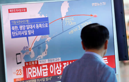 People watch a television broadcasting news of North Korea firing a missile that flew over Japan's northern Hokkaido far out into the Pacific Ocean, in Seoul, South Korea, September 15, 2017. REUTERS/Kim Hong-Ji