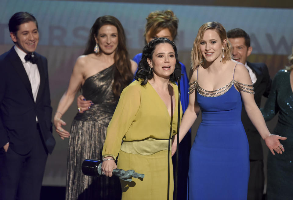 Alex Borstein y Rachel Brosnahan, a la derecha, aceptan el Premio SAG al mejor elenco de una serie de comedia para "The Marvelous Mrs. Maisel", el domingo 19 de enero del 2020 en Los Angeles. (Foto/Chris Pizzello)