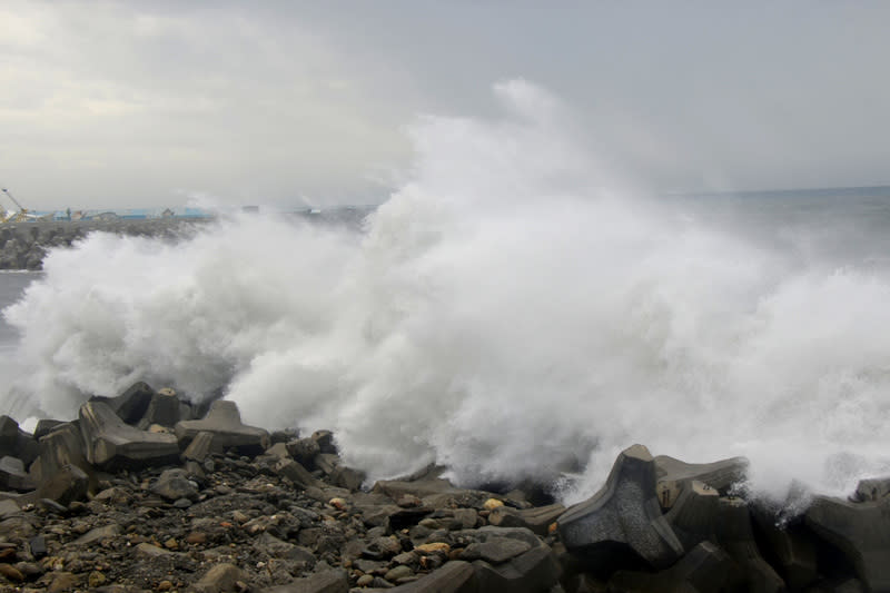 颱風瑪娃已發布海上颱風警報，台東沿海30日因長浪激起10公尺高浪花。（中央社）