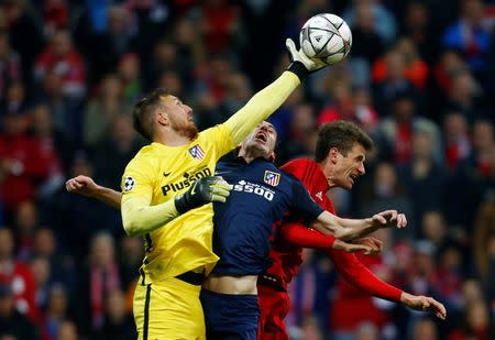 Britain Football Soccer - Bayern Munich v Atletico Madrid - UEFA Champions League Semi Final Second Leg - Allianz Arena, Munich - 3/5/16 Atletico Madrid's Jan Oblak and Diego Godin in action with Bayern Munich's Thomas Muller Reuters / Ralph Orlowski Livepic