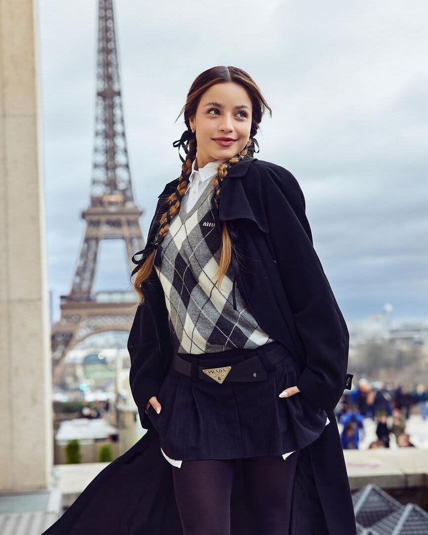 La cantante posó junto a la Torre Eiffel