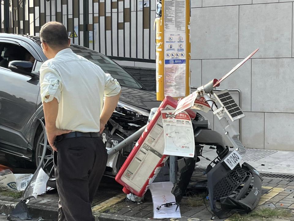 屯門私家車撞鐵柱後剷上行人路　司機一度被困（有片）