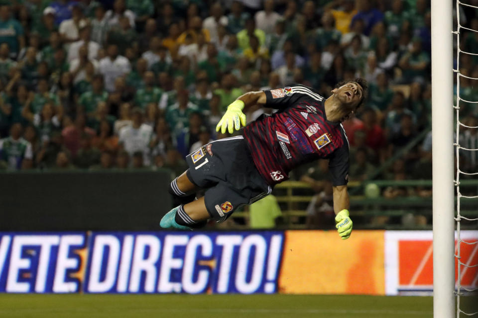 El argentino Nahuel Guzmán, arquero de Tigres, se lanza en busca de desviar un disparo durante el partido de vuelta de la final de la Liga MX ante León, el domingo 26 de abril de 2019 (AP Foto/Eduardo Verdugo)