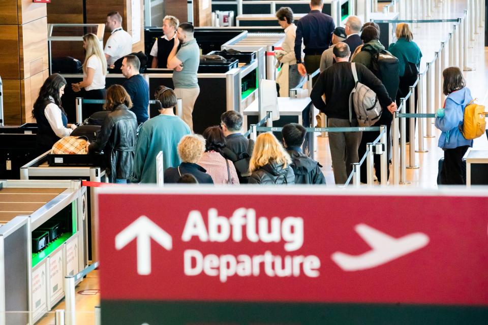 Flughäfen wie der BER haben mit dem erhöhten Passagieraufkommen und Personalmangel zu kämpfen.  - Copyright: Christoph Soeder/picture alliance via Getty Images