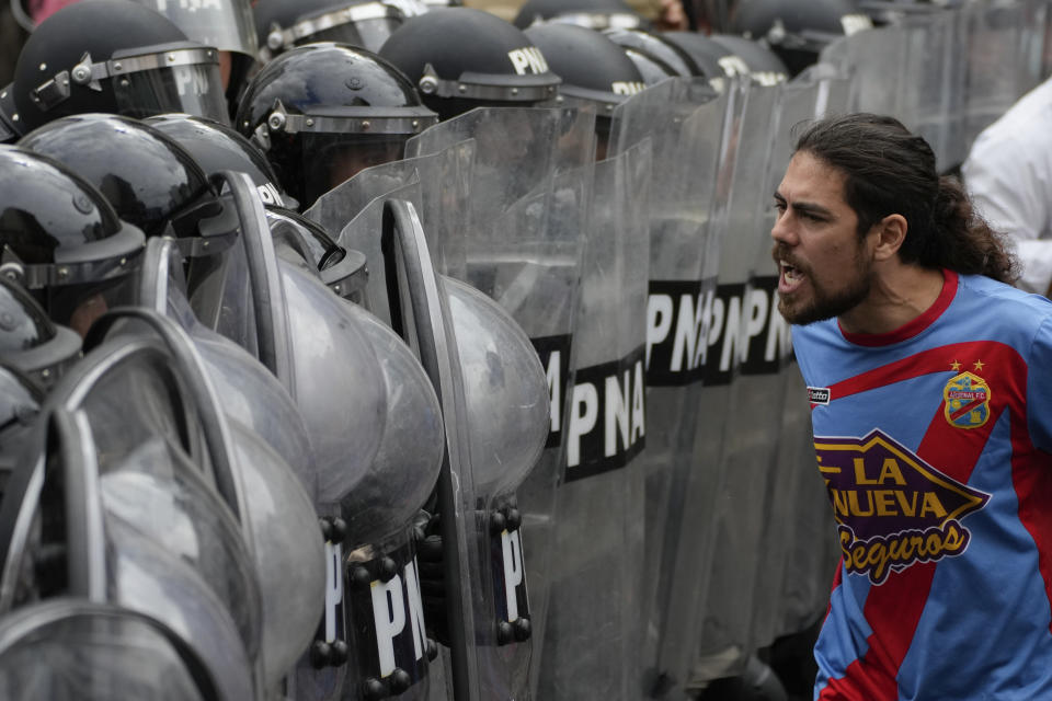 Un manifestante desafía a la policía durante una protesta contra la escasez de alimentos en los comedores populares y las reformas económicas propuestas por el presidente Javier Milei en Buenos Aires, Argentina, el lunes 18 de marzo de 2024. (AP Foto/Natacha Pisarenko)