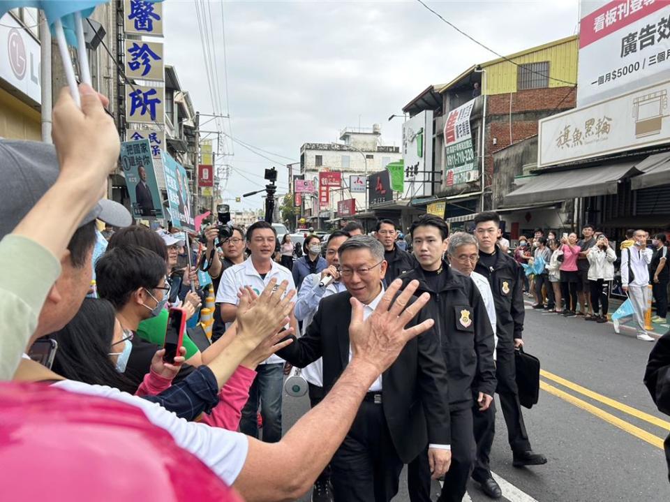 民眾黨籍總統候選人柯文哲1日出席「1／1萬眾1心，全台小草站出來」屏東場，柯雖全程不發言但仍引起不小騷動，柯粉們瘋狂搶拍合影。（謝佳潾攝）