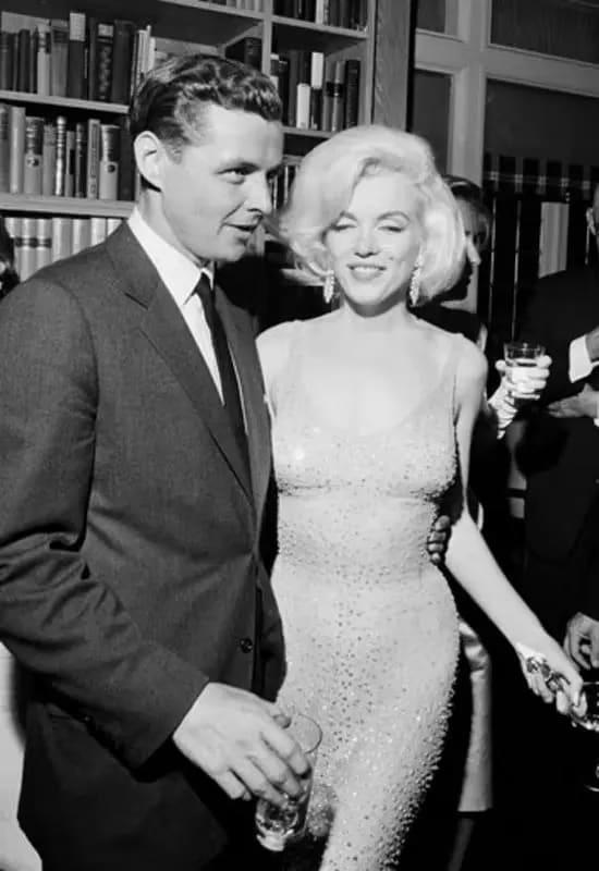 Marilyn Monroe con el icónico vestido con el que cantó el cumpleaños feliz a Kennedy