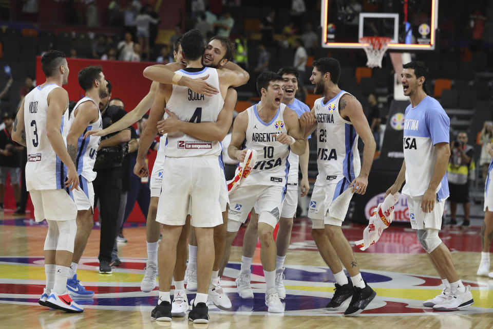 Los jugadores de Argentina festejan tras la victoria ante Serbia en el partido por los cuartos de final de la Copa del Mundo de baloncesto, en Dongguan, China, el martes 10 de septiembre de 2109. (AP Foto/Ng Han Guan).