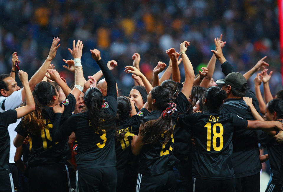 MONTERREY, MEXICO - MAY 04: Players of Tigres celebrate after the final second leg match between Monterrey and Tigres UANL as part of the Torneo Clausura 2018 Liga MX Femanil at BBVA Bancomer Stadium on May 4, 2018 in Monterrey, Mexico. (Photo by Alfredo Lopez/Jam Media/Getty Images)