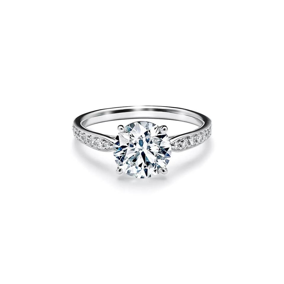 Tiffany Harmony™ 配鑽石鉑金環的圓形明亮式鑽石訂婚戒指圖片來源：Tiffany & Co. 