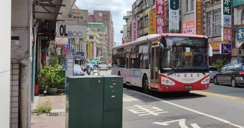 基北北桃1200月票將在7月上路，經統計在外縣市發車，行經桃園往返基北北桃有53條，卻因起迄站之一不在基北北桃，無法使用月票。（圖／中國時報記者賴佑維攝）