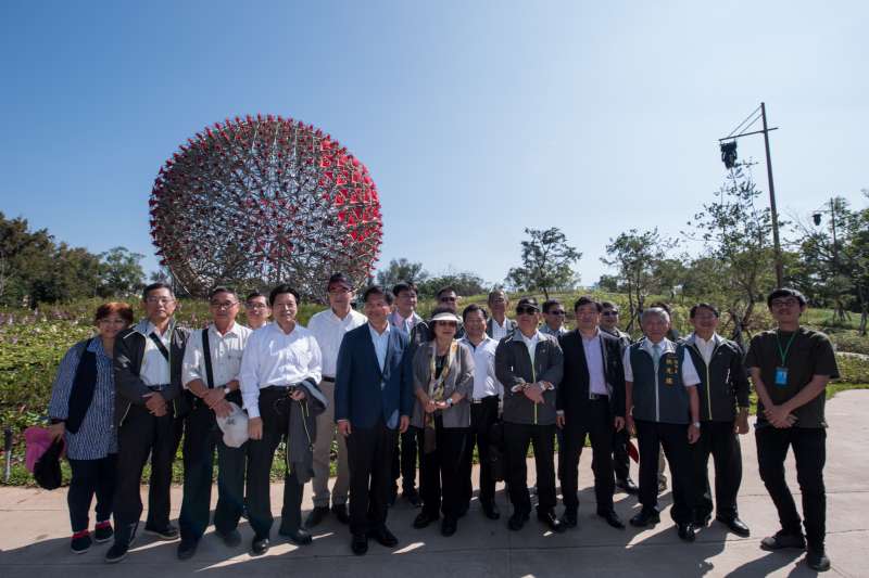 20181114-民進黨中執會14日在選前倒數10天移師台中，民進黨秘書長陳菊與台中市長林佳龍率中執委等人參訪台中花博。（民進黨中央提供）