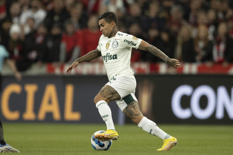 Dudu of Brazil's Palmeiras dribbles the ball during a Copa Libertadores semifinal first leg soccer match against Brazil's Athletico Paranaense in Curitiba, Brazil, Tuesday, Aug. 30, 2022. (AP Photo/Liamara Polli)