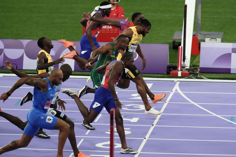 El estadounidense Noah Lyles cruza la línea de meta en la final masculina de los 100m, apenas cinco milésimas por delante del segundo