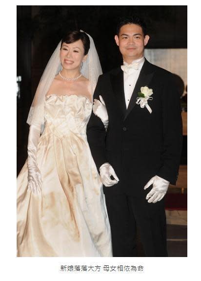 路永佳（左）與連勝武（右）2009年在香港結婚，隔年回台舉辦婚宴，婚紗正是由陳季敏所設計的。（翻攝自中國台灣網）