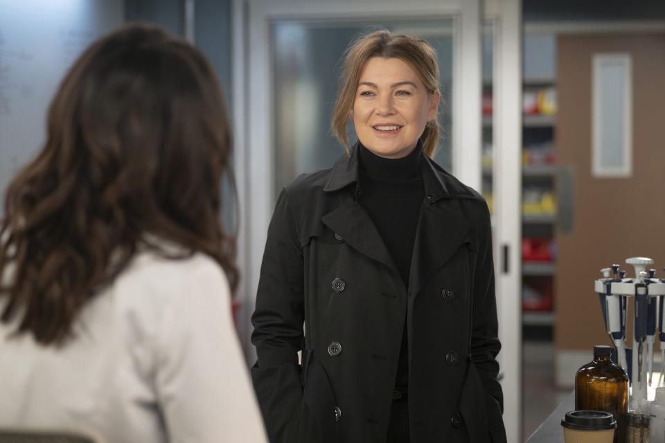 ellen pompeo as meredith grey in grey's anatomy season 21