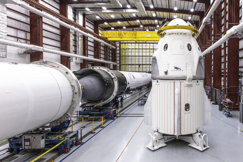 La cápsula Dragon Crew para viajes tripulados de SpaceX, junto al cohete Falcon 9 de esa misma empresa. Ambos llevarán por primera vez astronautas al espacio en una misión programada por la NASA para el 27 de mayo de 2020. (Space X via AP)