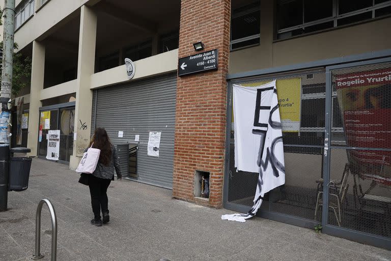 Escuela Superior de Educación Artística en Artes Visuales Rogelio Yrurtia, situada en la avenida Juan Bautista Alberdi 4139. Es la última escuela tomada en la ciudad