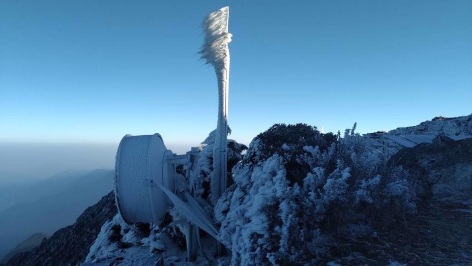 玉山氣象站下雪，氣象器材被雪冰凍。(中央氣象署提供)