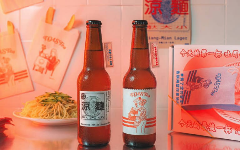 「涼麵三合一拉格／Liang-Mian Lager」（左）以拉格為基底，加入味噌、小黃瓜與白芝麻釀造，整體鹹香又清爽，右為「吐司去（掉的）邊大冰紅」啤酒。（圖／酉鬼啤酒提供）