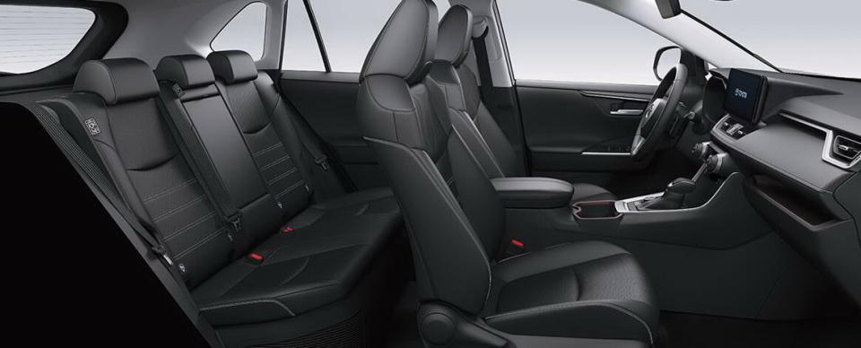 圖／2024 Toyota RAV4 2.0旗艦版全新內裝導入更多軟質與皮質元素，整體細節質感再提升，打造出媲美高級房車的氛圍。