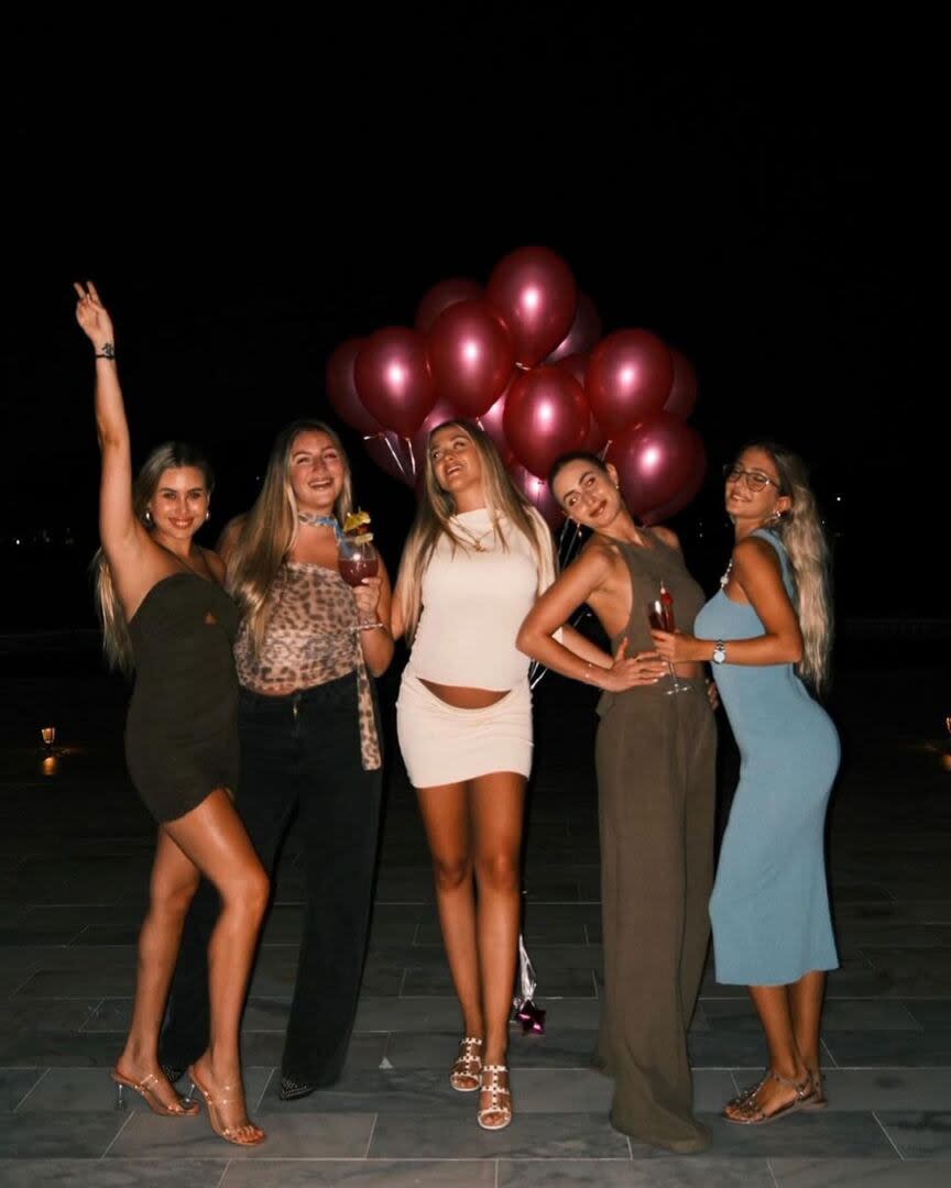 La influencer celebró su cumpleaños junto a sus amigas (Foto: Instagram @soficalzetti)