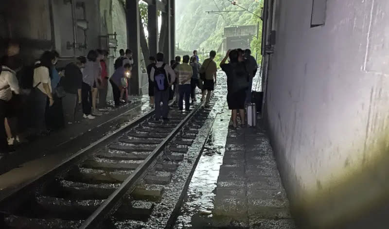 ▲台鐵229次北上新自強號列車21日下午遭土石流衝擊影響，台鐵指出22日早上8點全數完成復軌脫離，估今日中午12:00可提前全線搶通。（圖／翻攝畫面）