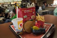 Mit den vor allem bei Kindern beliebten Happy Meals geht es McDonald's-Bediensteten ähnlich. Hier gibt es viel zu viele Kombinationsmöglichkeiten: Chicken McNuggets, Hamburger oder Cheeseburger, Pommes oder Salat, diverse Getränke, Obstangebote und natürlich das begehrte Spielzeug. Da kann man schon mal durcheinanderkommen.