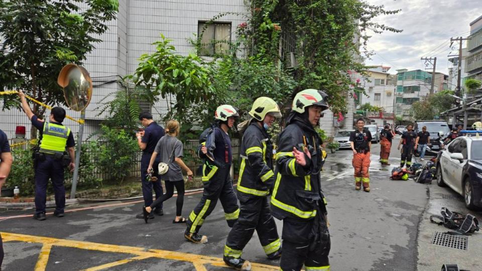 火警現場仍有許多消防員待命。（圖／民眾提供）