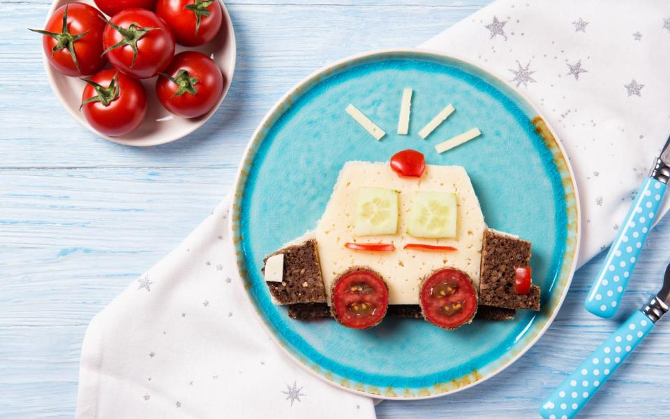 Schon wieder nur Brotzeit? Wer diese Beschwerde seiner Kinder kennt, der sollte sich überlegen, das Abendbrot einfach lustig herzurichten. Käse auf eine Scheibe Vollkornbrot, ein paar Ecken abschneiden, Tomaten und Gurken zu Fenstern und Rädern umfunktionieren - fertig ist der Brot-Polizei-Wagen! (Bild: iStock / Dash_med)