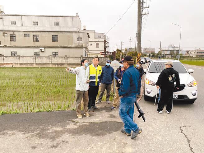 桃市府農業局、動保處與社區巡守隊員將近百人，25日在楊梅富岡、新屋長祥宮周邊搜索，仍未發現狒狒行蹤。（蔡明亘攝）