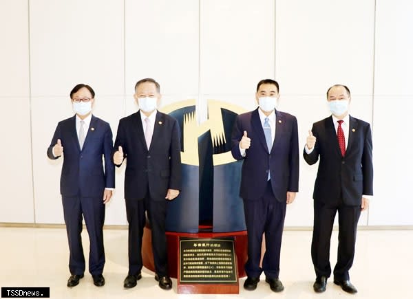 華南銀行董事長張雲鵬（左二）與副董事長林知延（右二）、總經理張振芳（左一）、信託部經理黃守良（右一）始終秉持「信賴、熱誠、創新」的精神，致力華南銀行成為最有溫度的銀行。