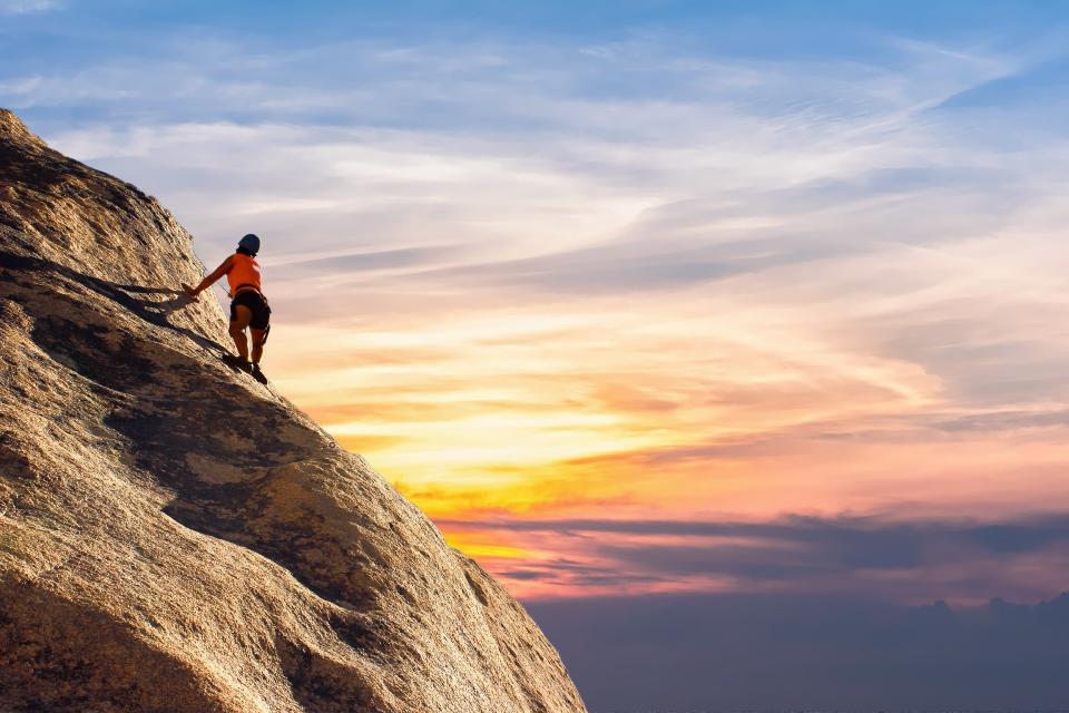 <p>Desde la escalada hasta el surf pasando por el esquí acuático o el paracaidismo. Si practicas algún deporte extremo, inclúyelo en el currículum porque significa que estás acostumbrado a afrontar retos difíciles y eres una persona independiente y arriesgada. (Foto: Pixabay / <a rel="nofollow noopener" href="http://pixabay.com/es/alpinista-cielo-paisaje-escalador-2427191/" target="_blank" data-ylk="slk:TheDigitalArtist;elm:context_link;itc:0;sec:content-canvas" class="link ">TheDigitalArtist</a>). </p>