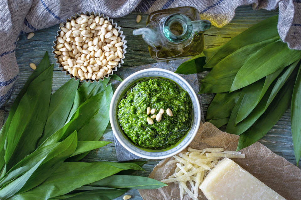 Ein beliebtes Rezept ist Bärlauch-Pesto, doch Bärlauch lässt sich auf viele verschiedene Arten zubereiten (Bild: Getty Images)