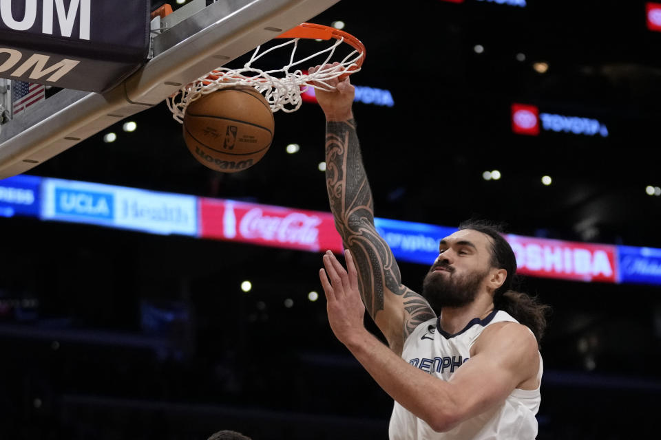 Memphis Grizzlies center Steven Adams (4) dunks during the first half of an NBA basketball game against the Los Angeles Lakers in Los Angeles, Friday, Jan. 20, 2023. (AP Photo/Ashley Landis)