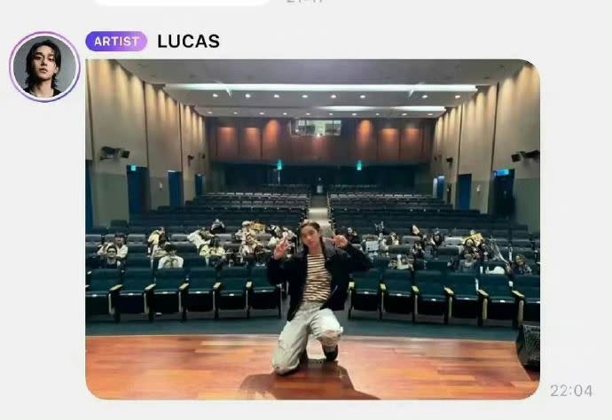 Lucas曬出了這次與粉絲們的大合照，可以看見非常大的場館，僅有30個粉絲。（圖／翻攝自微博）