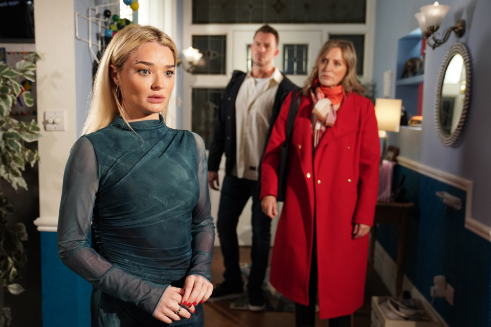 embargo 16012024 hannah ashworth, darren osborne and suzanne ashworth in hollyoaks